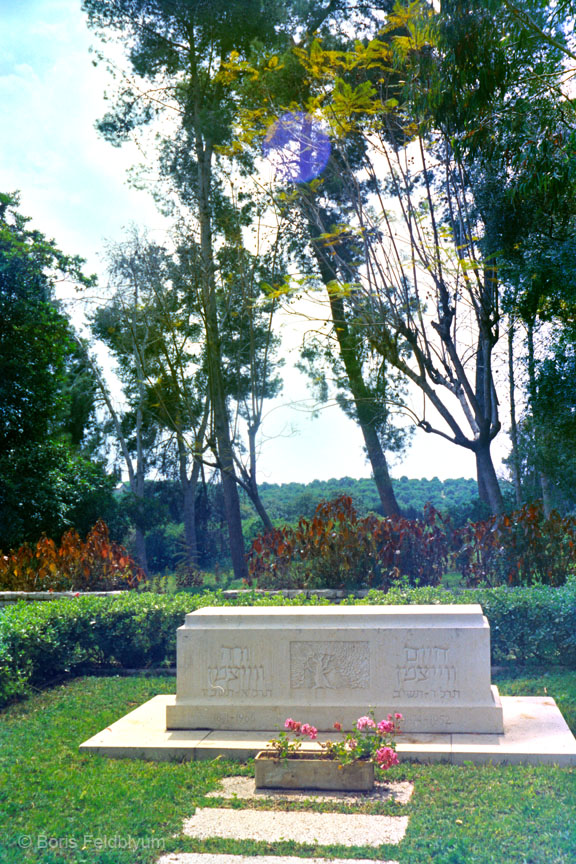 19820404004_[12-4-6]_Rehovot_Weitzman_grave