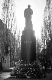 19630901011sc__Kiev_Lenin_monument