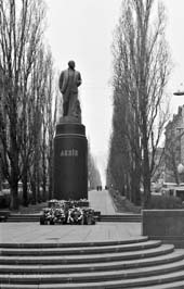 19750215011sc_Kiev_Lenin_monument